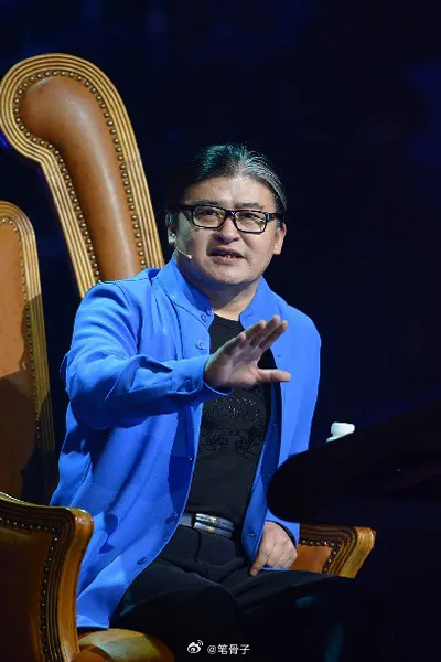 笔骨子有事说事 去世仅2天，人民日报对刘欢的称呼变了！五个字，是一辈子的分量。人