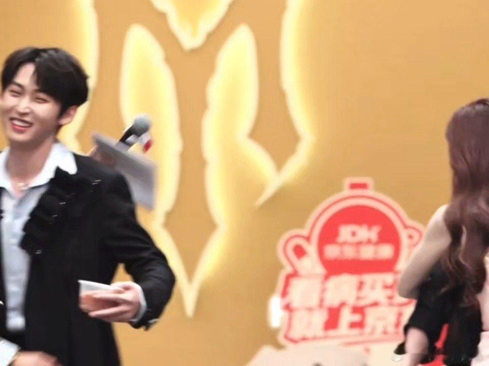 唐九洲一见面就扑齐思钧怀里披荆斩棘直播 院人专属羁绊，一举一动都藏着长久相处的熟