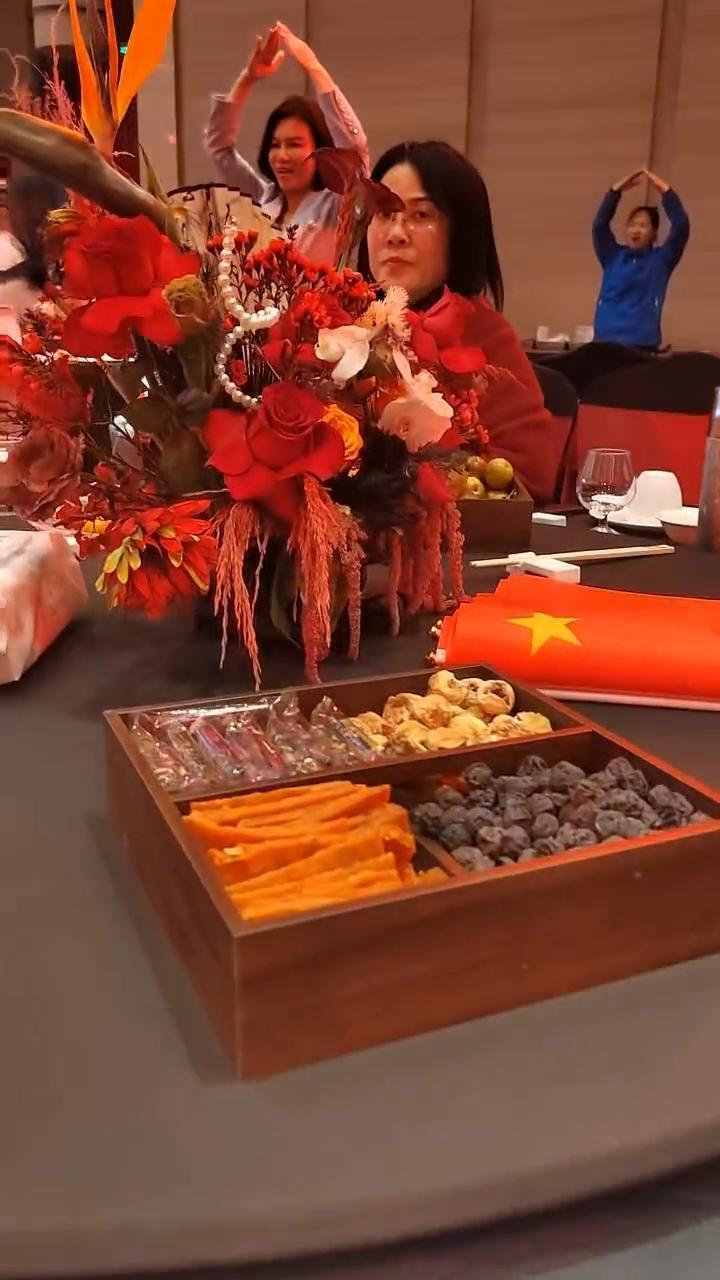 起桌上的五星红旗，将今天的会场展示出中国人独有的红色海洋。