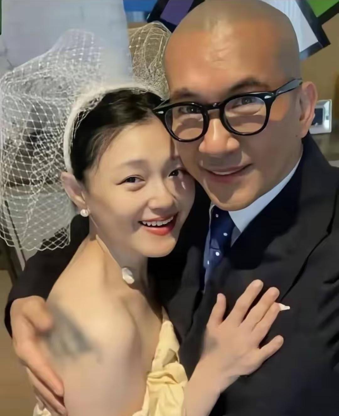 演了400多天深情戏，
转头就要跟亡妻孩子抢上亿遗产，
这光头真是狰狞又丑陋
 