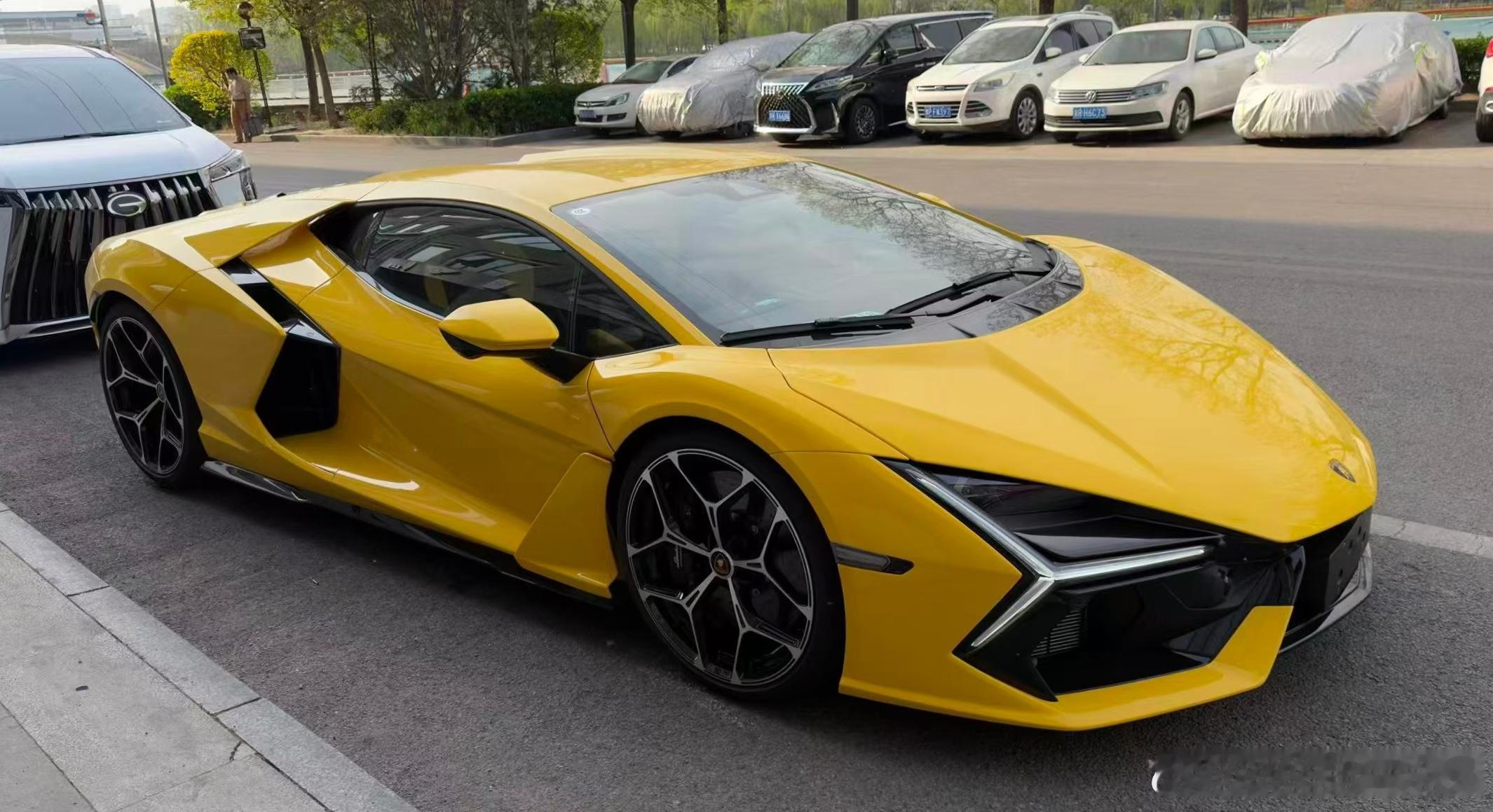 当兰博基尼Revuelto的指针划过1000公里，一切才刚刚开始。剪刀门扬起的不