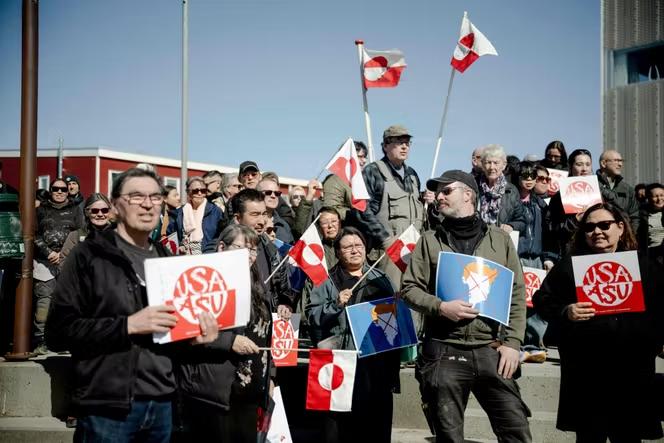 【美国驻格林兰岛新领事馆落成，大批民众聚集抗议，高举“美国滚回去”标语牌默哀以示