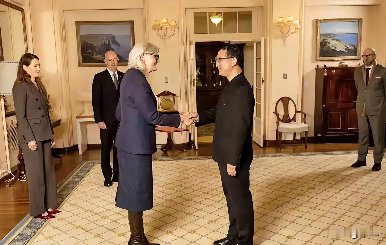 中山装可不可以成为中国外交人员的标准着装？

​前两天，刘劲松大使向澳大利亚总督