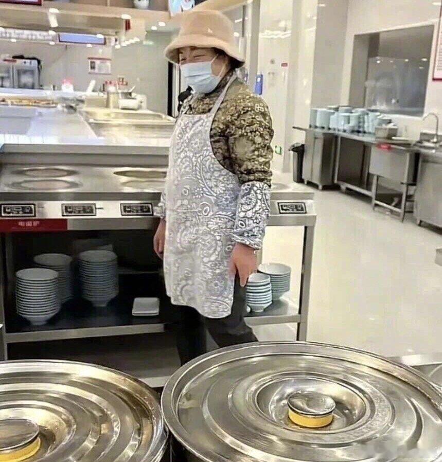 刘强东父母现身京东食堂做饭  挺好的一件事，不明白为啥会有人喷。众所周知，很多老