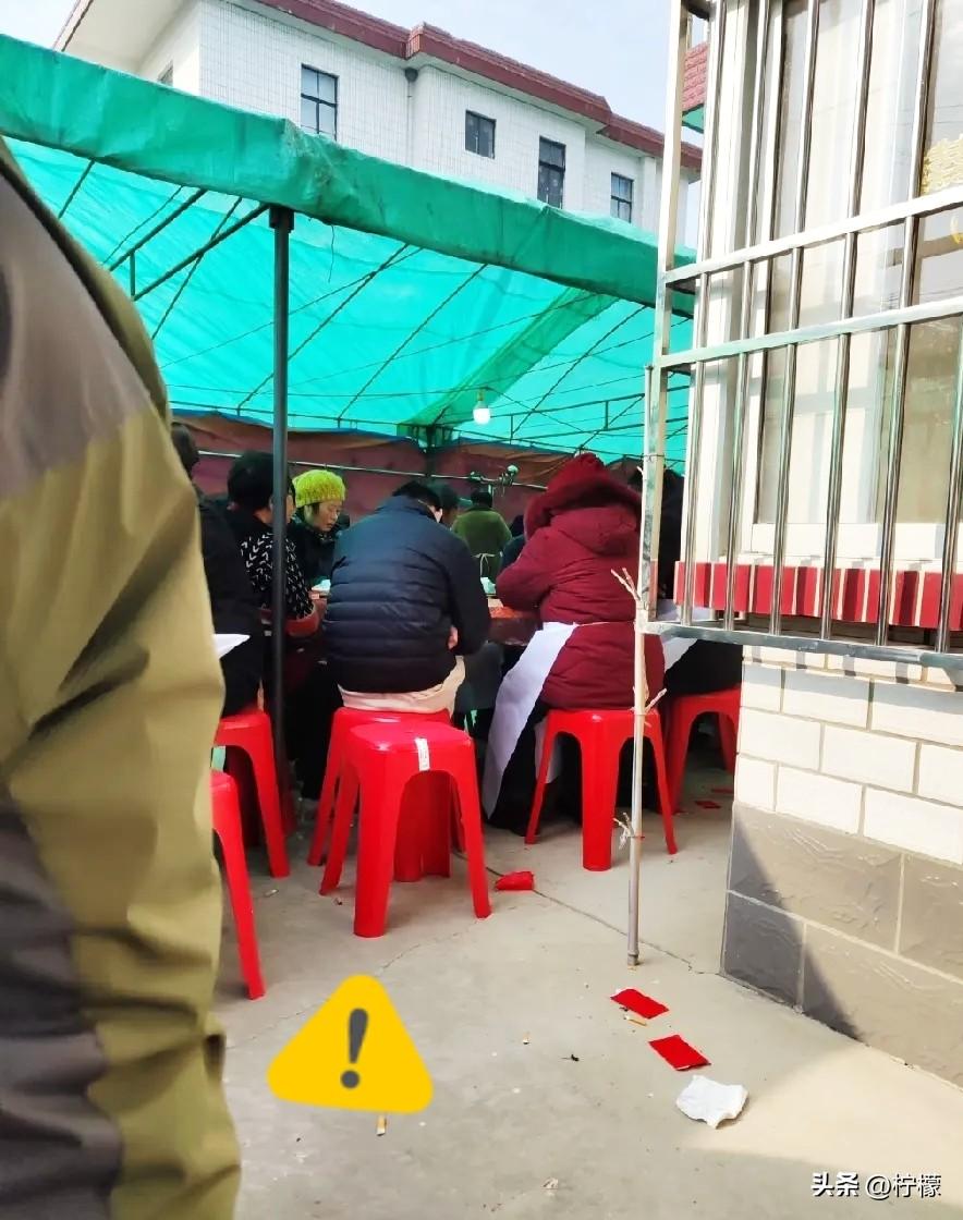 村里一位老人走了，
她三个女儿各自随礼两百，
等丧事办完，每人又给老父亲六千块。