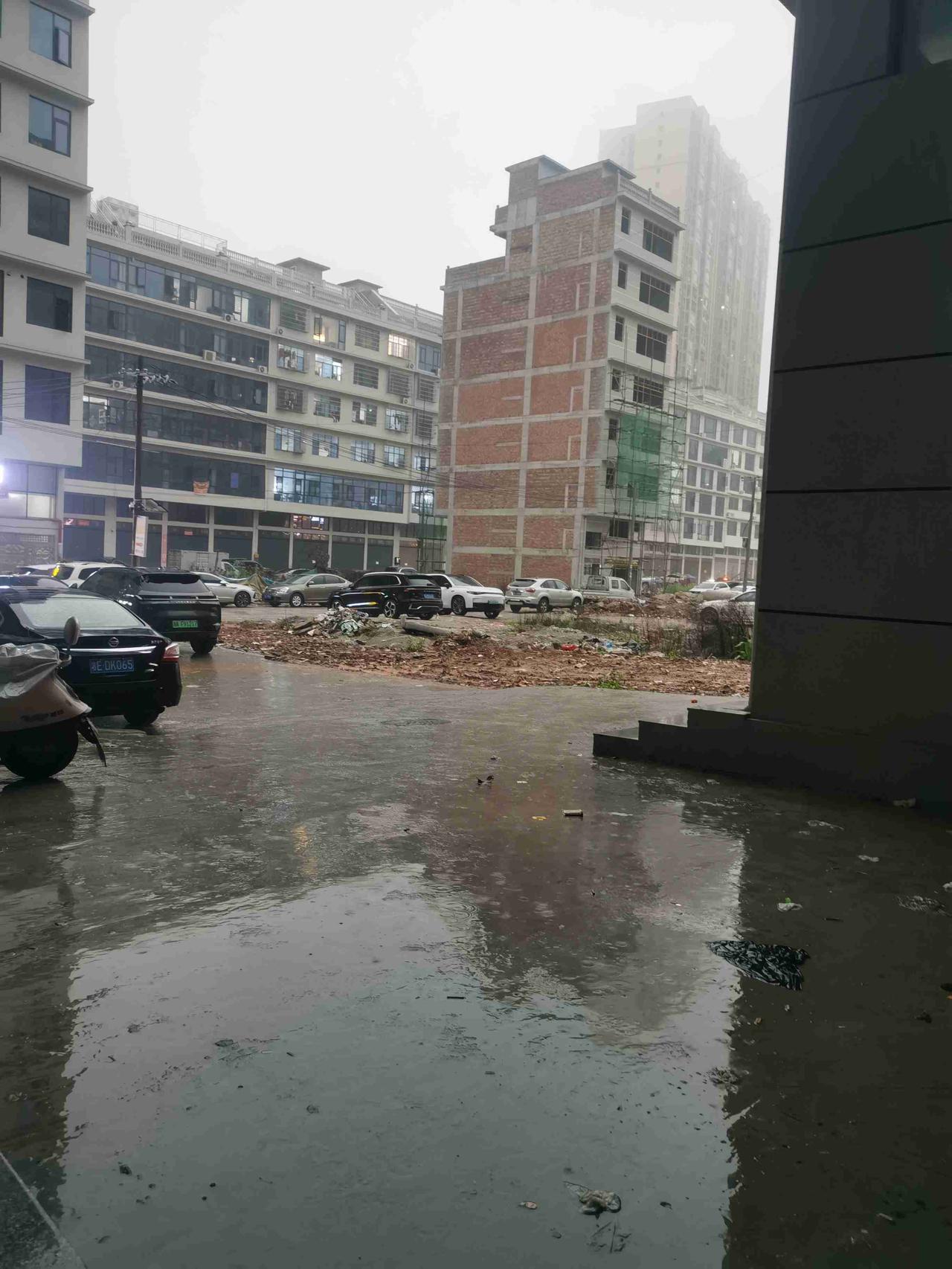 我的今日状态：😎自信酷炫
我这里的天气：🌧下雨

人一辈子，贵在稳住。
顺境