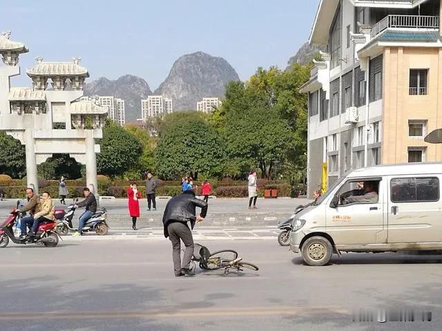 六十七岁老汉骑自行车在马路上溜达，被后面一辆超速小卡车撞飞几米远。小卡车司机吓得