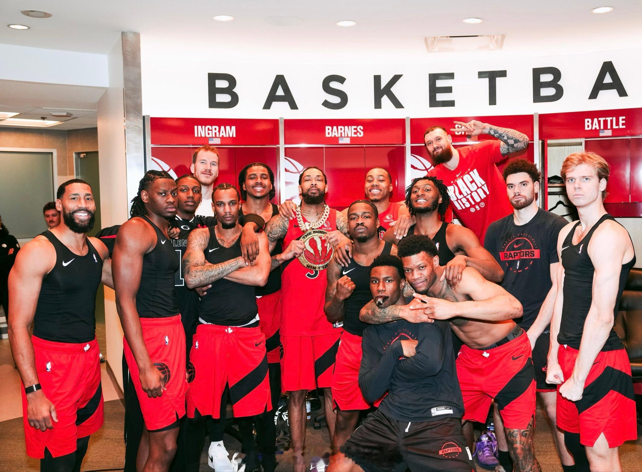 大金链子和大合照，莺歌拿下英格拉姆