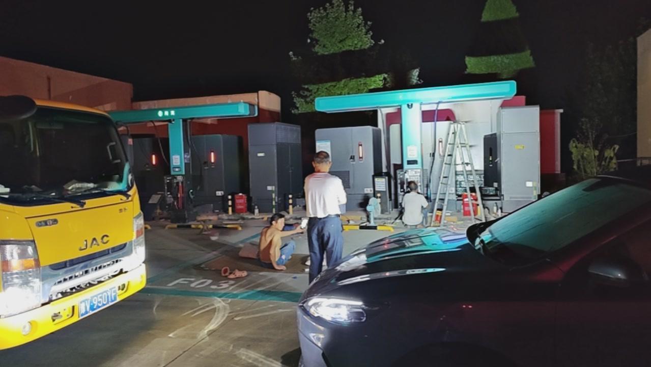 看边上工程车，貌似是河南？闪充站越多出行就真的越方便。我们已经用几千公里实测验证