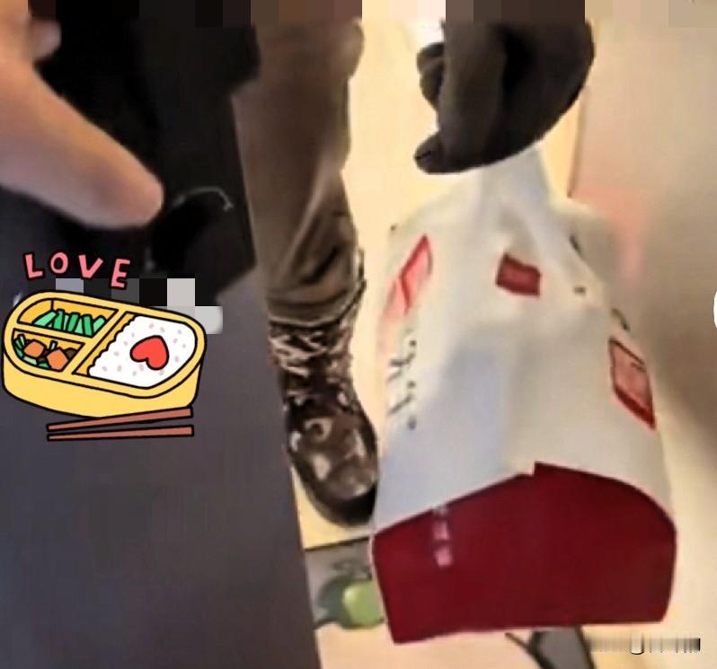 上海外卖冲突！
 提前一分钟点送达！成年人的体面碎一地！
 
事情发生在年底外卖