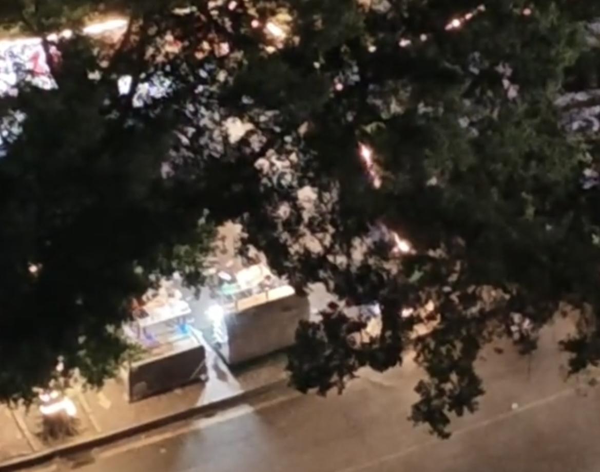 1月8日凌晨，网友反映：玉林万花楼路口烧烤摊凌晨噪音扰民。之前刚安静几天，我还以