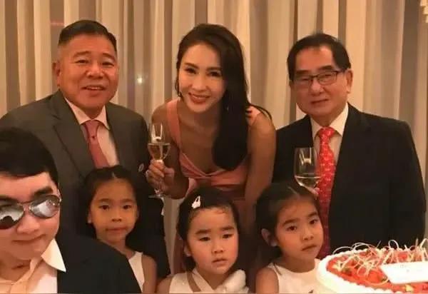 黎姿这辈子做的最对的一件事就是当年嫁给了马廷强
黎姿有美貌，马廷强有钱
黎姿原本