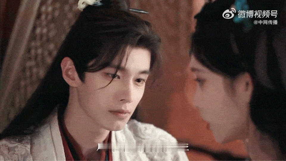何与新剧表白戏何与百花杀表白戏独处在藏书阁的私密告白戏份，何与褪去平日里病恹恹的