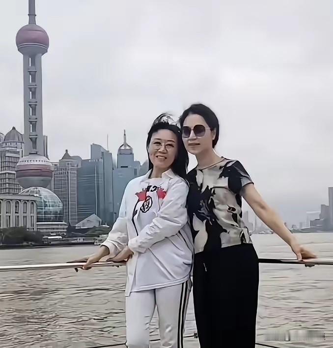 她俩是八、九十年代黄梅戏“五朵金花”中的两位，各自主演了不少的大戏。
此时，她们