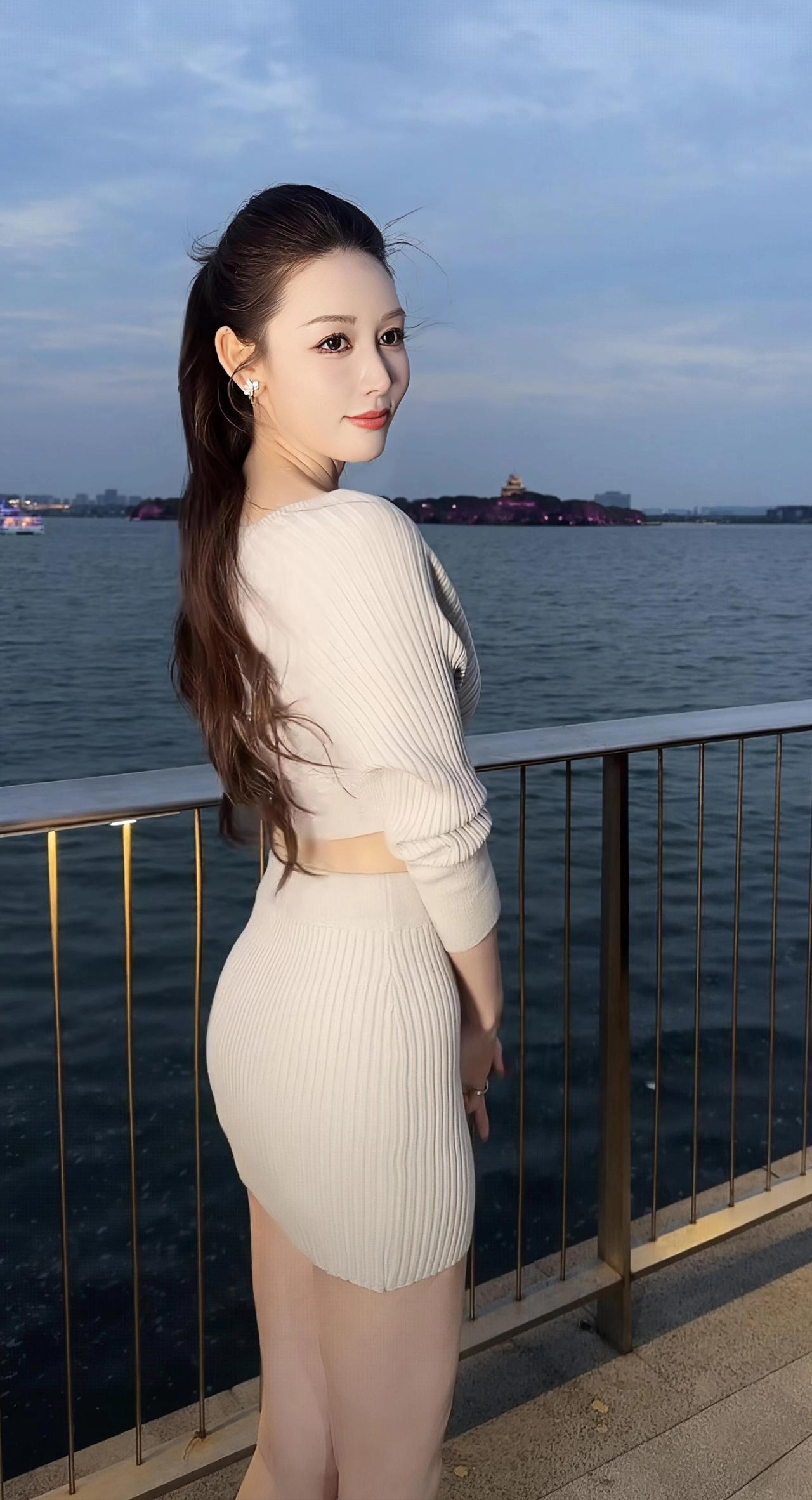 @敏敏💫 @小敏～ 
御姐 白色针织衫短裤 大长腿 美女