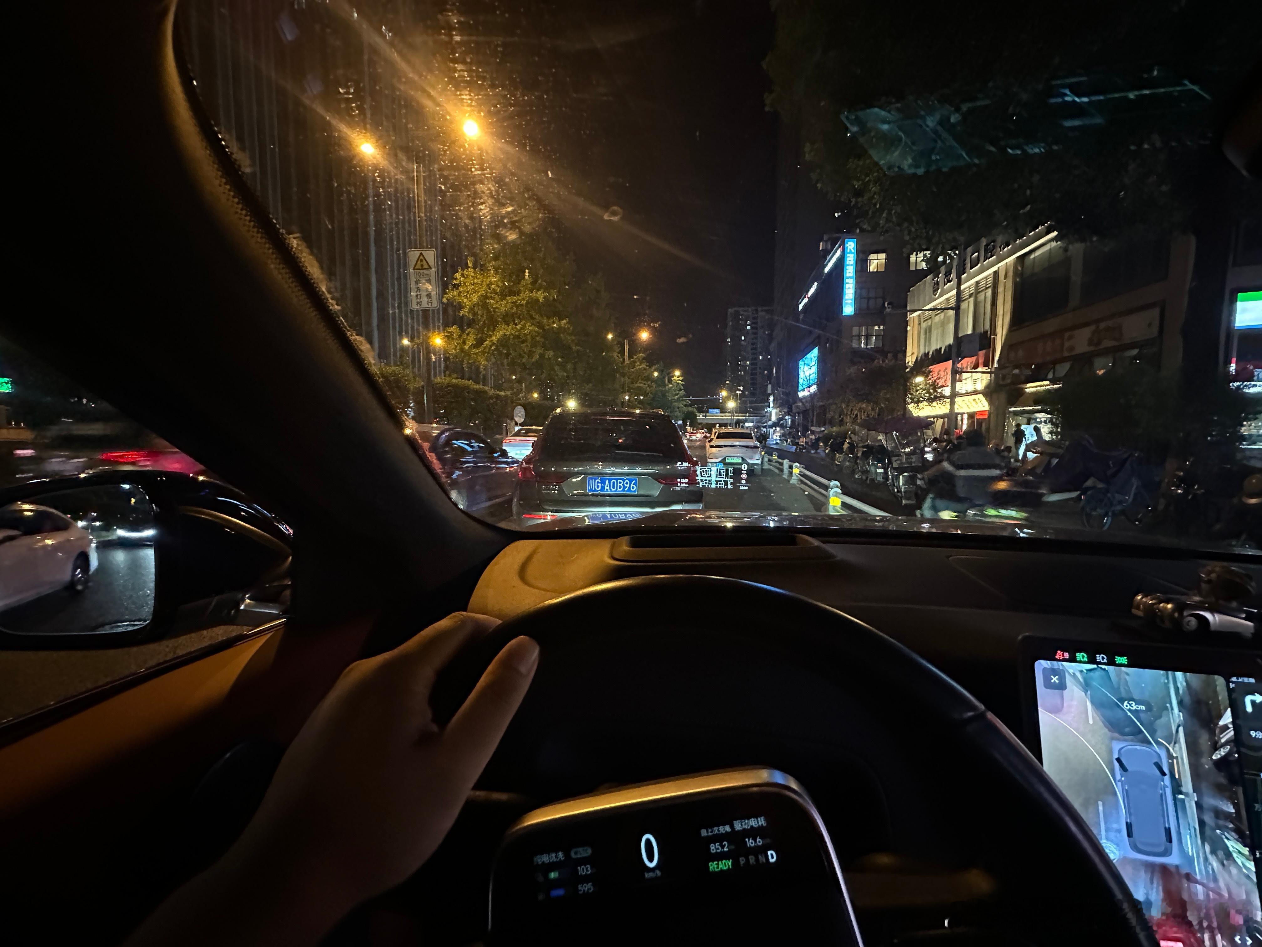 晚上出门吃饭，车停路边，想不到遇见比我理想车主停车还嚣张的车！打着双闪斜停在行车