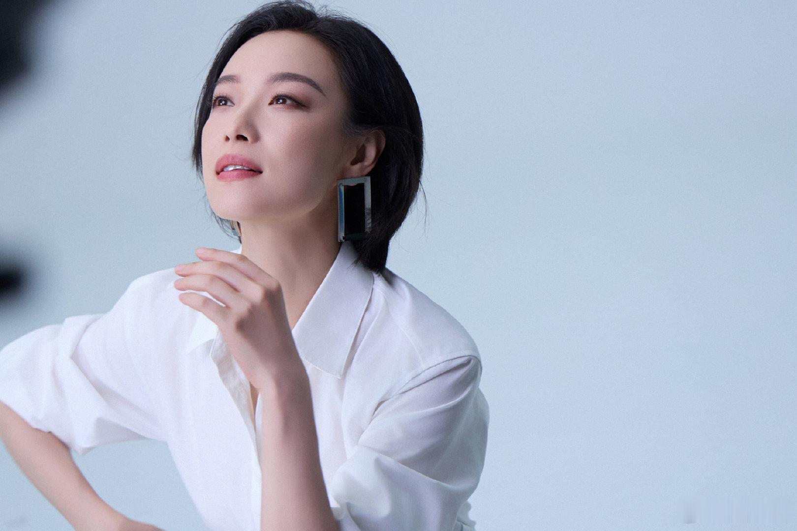丝域全球品牌代言人倪妮 的每一次亮相都没让人失望！新代言造型干净利落，尽显高级品