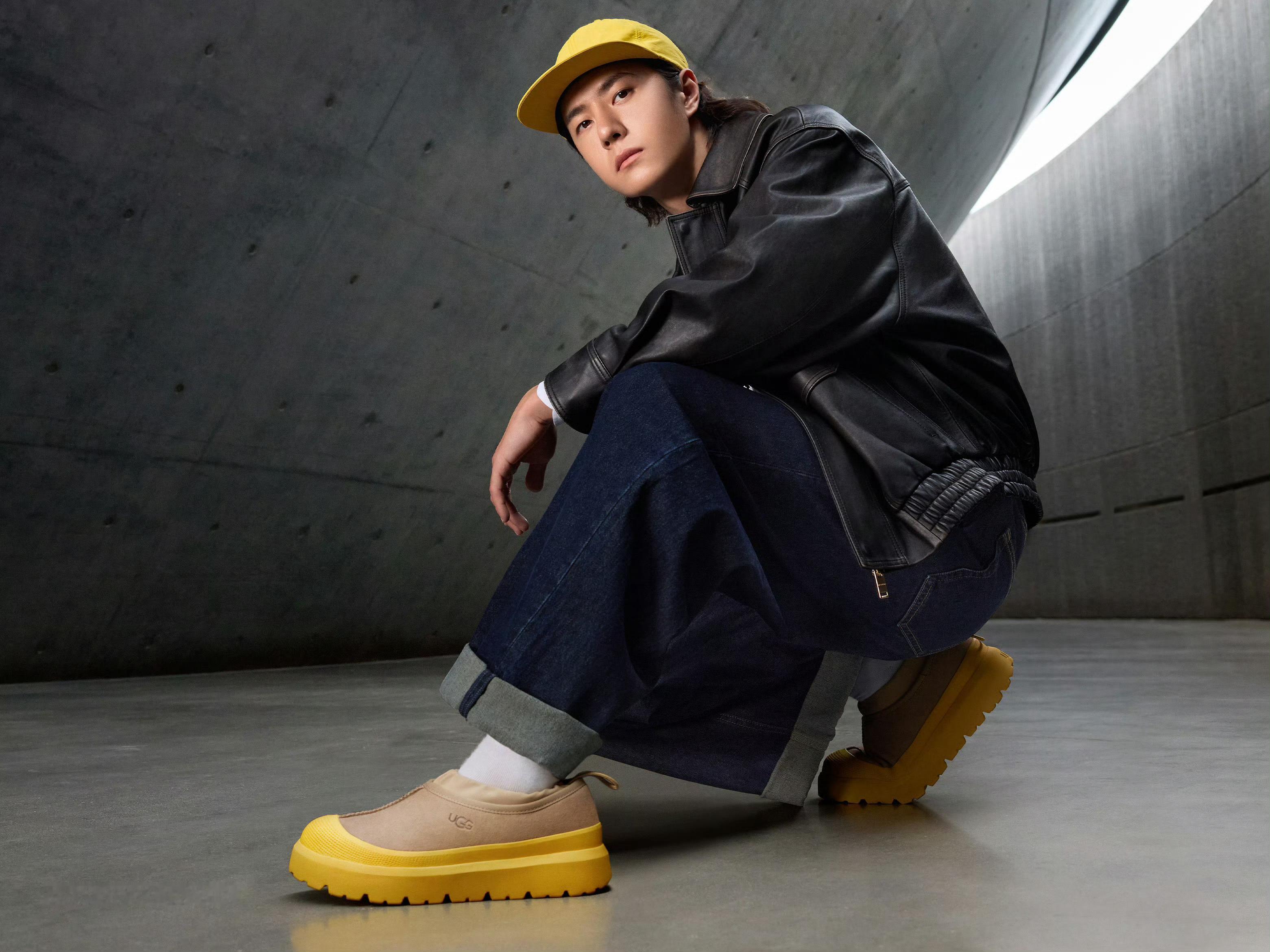 你可以说鞋子是商务，黄色不让磕，但棒球帽也是黄色，明晃晃的爱💛，蒸煮按头磕