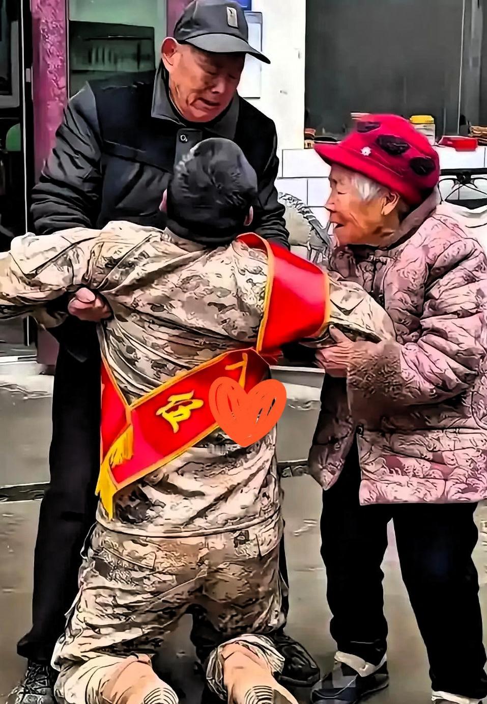 别人拿到入伍通知书都是满心欢喜庆贺，河南小伙张浩爽的告别场面却让无数人红了眼眶。