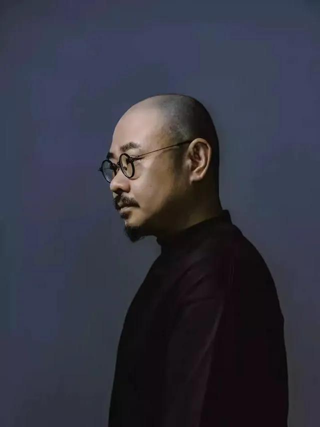 笑麻了！刀郎出走半生，归来变成范伟？

近日，刀郎复出的线上音乐会人气爆棚，一身