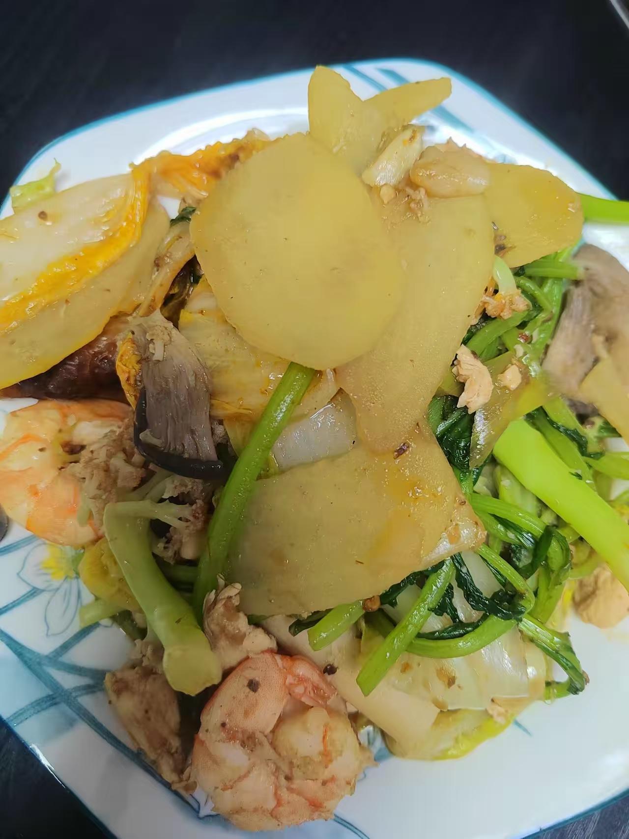 老公一个月要4000生活费，
我嫌太多了，我发现谁管钱，谁就会更节约。这两年我老