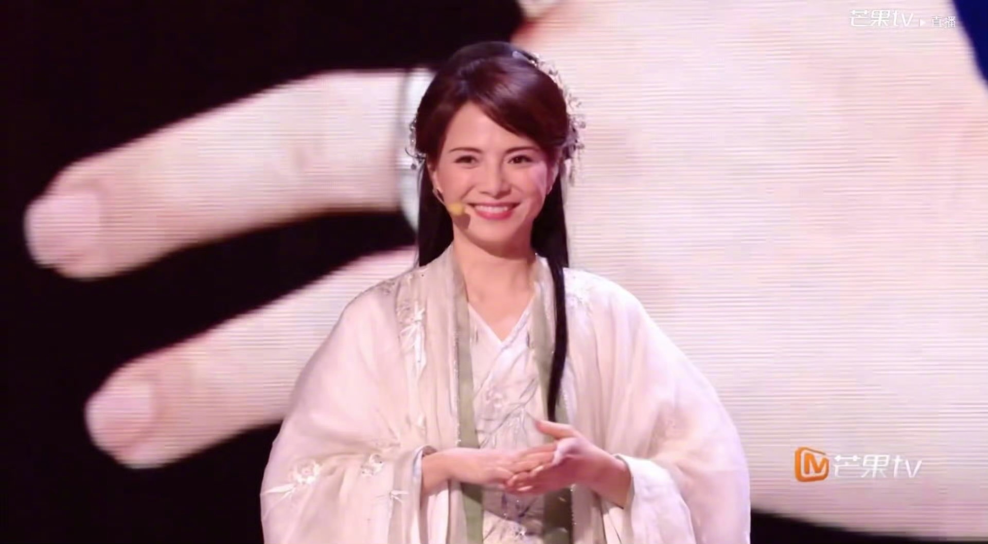 李心洁穿古装美我一大跳李心洁穿古装谁能不被李心洁的古装造型狠狠惊艳到！一袭古韵衣