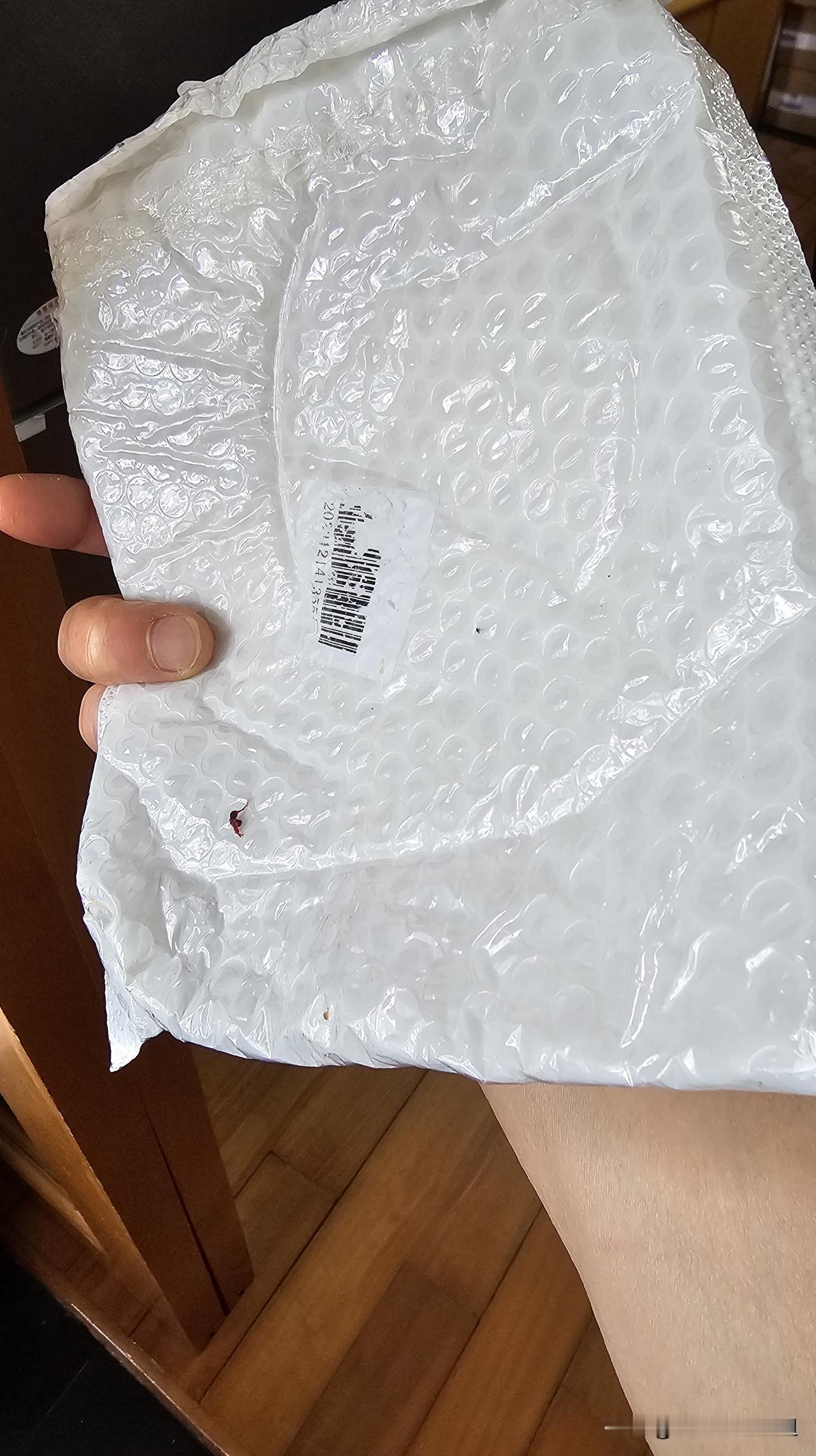 这人得有多粗心啊，真是又好笑又好气。

早上起来我去卫生间把昨天换下来的脏衣服泡