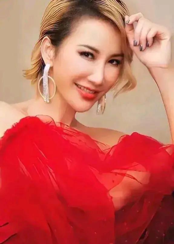 我从李玟的离开中领悟到一个道理：女性在考虑婚姻时不能被恋爱蒙蔽双眼。当你成功并受