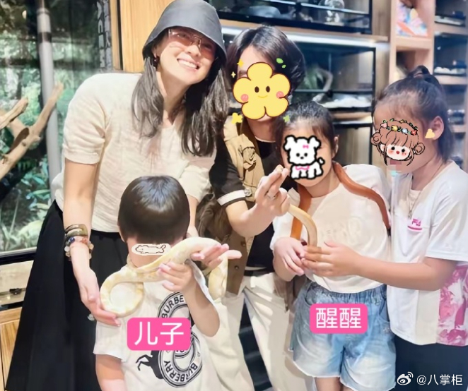 #章子怡带儿女去爬宠店# 近日，有网友在爬宠店偶遇章子怡，她带着儿子和女儿一起，