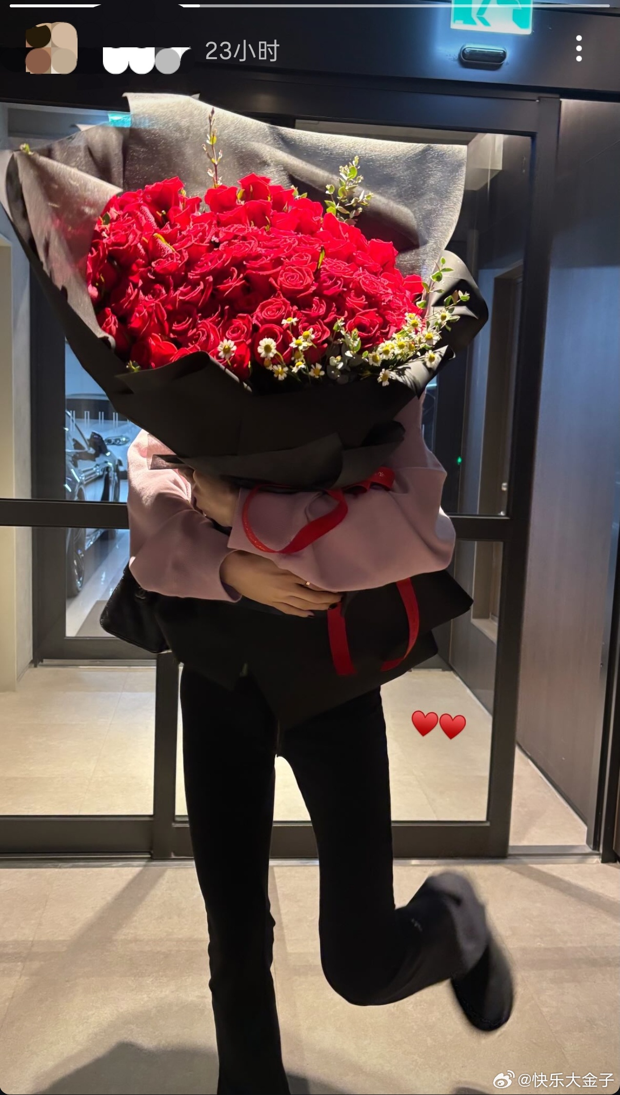 啊啊…疑似新女友晒的玫瑰花。数不过来多少朵，问了下以前开过花店的我妈，我妈搂一眼