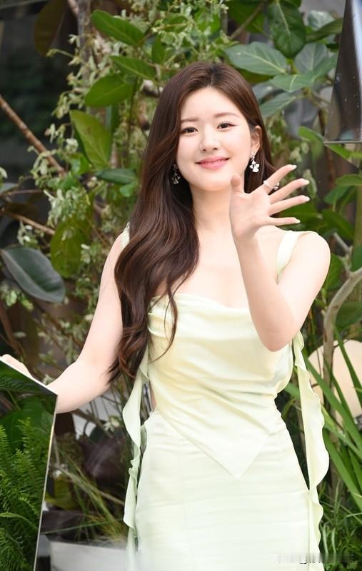 赵露思车内素颜自拍也太绝了！照片里她皮肤状态超好，白皙又细腻，就像剥了壳的鸡蛋，