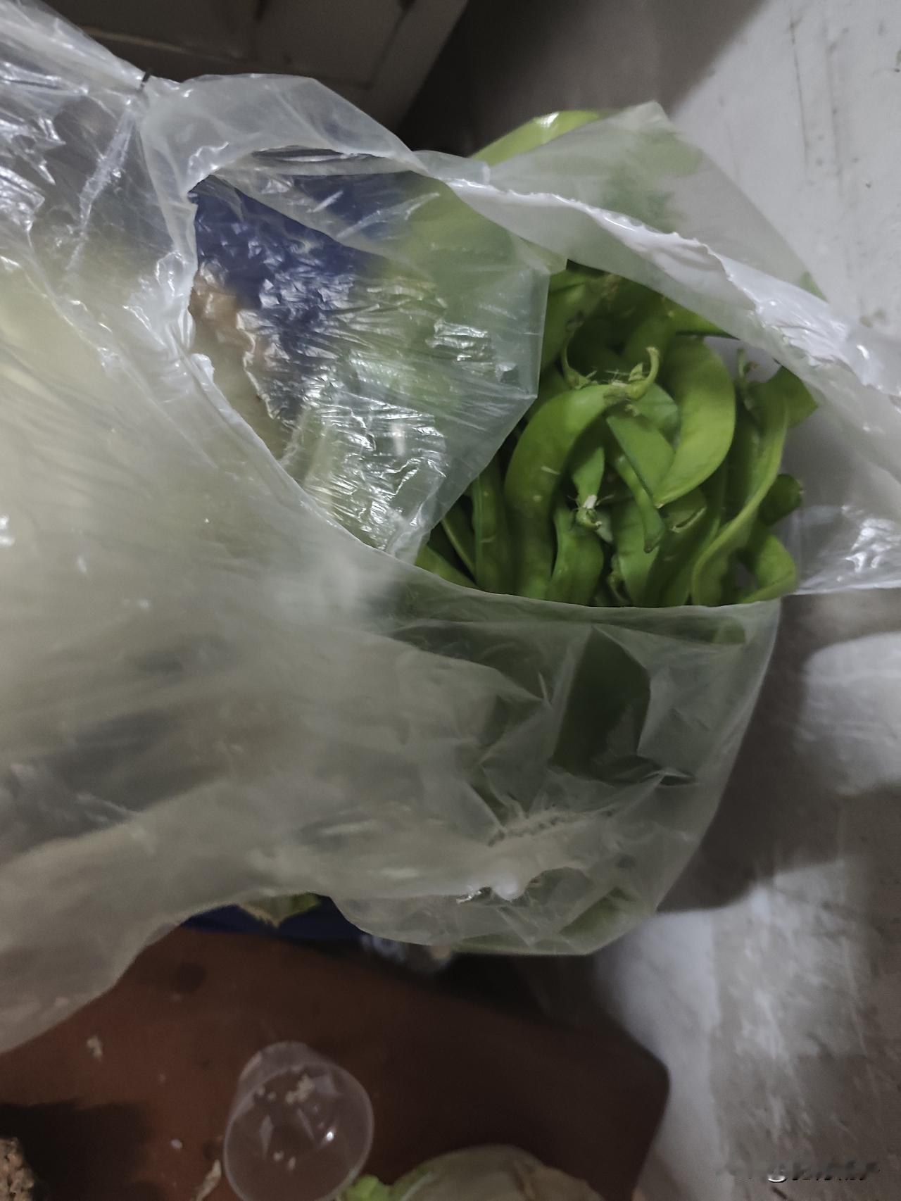 新年生活图鉴超市里的荷兰贵一年都没买了，要过年了，咬着牙买了一斤多，6.85元/