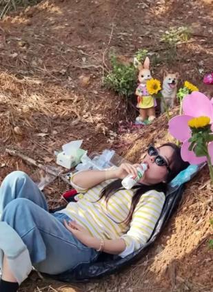 最近网上一段公墓里拍的视频，引发了上千万次的点击，镜头记录下了一个五十多岁的母亲