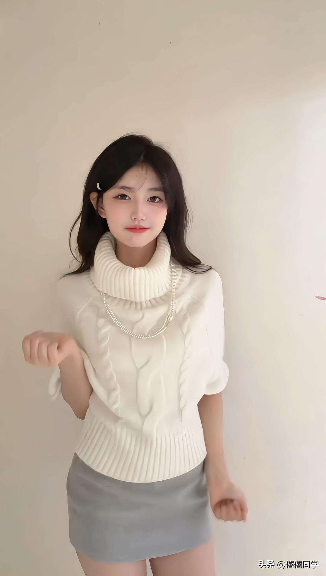 “玉人轻抚袖，笑语盈盈处”，短短两句勾勒出一幅绝美画面。想象着那如玉般的佳人，轻
