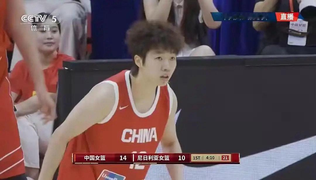 中国女篮被评全队战术运转生疏中国女篮在热身赛中70-67险胜尼日利亚，但全场三分
