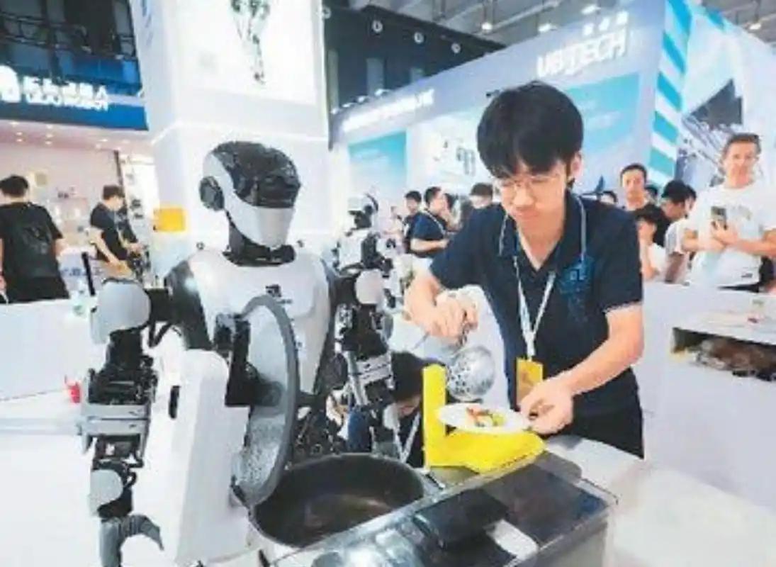 科技奇景！机器人竟已进化到能包饺子啦！瞧那灵动的机械臂，精准地捏着面皮，动作娴熟