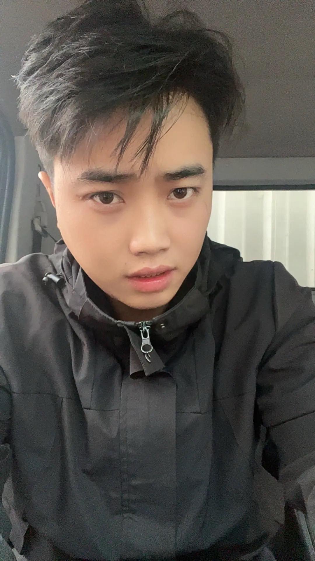 我将玫瑰藏于身后，风起花落，从此鲜花赠自己，纵马踏花向自由，从此不再问...