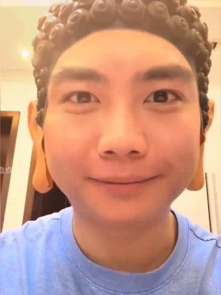 看看我在网上买的雨伞。
爸爸九块九买了个监控。
网上九块九抢的大榴莲。
这是柚子