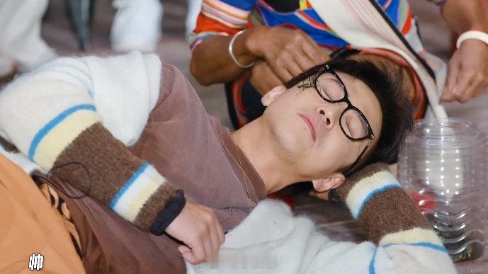 邓超现在节目玩儿这么大吗 邓超节目里太敢玩了，头顶蜘蛛变身蜘蛛侠，综艺效果直接拉