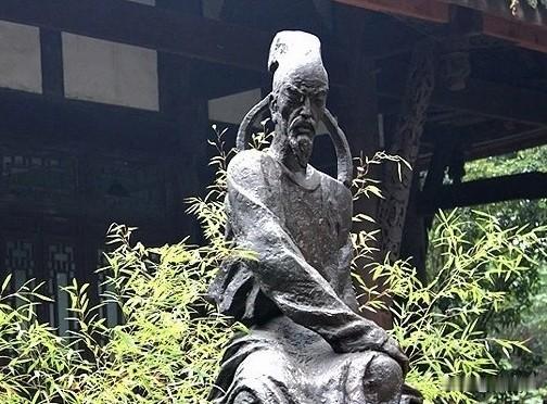 杜甫、黄庭坚、陆游三贤同堂。杜甫草堂工部祠内，正中设杜甫神龛，东西两侧分别是南宋