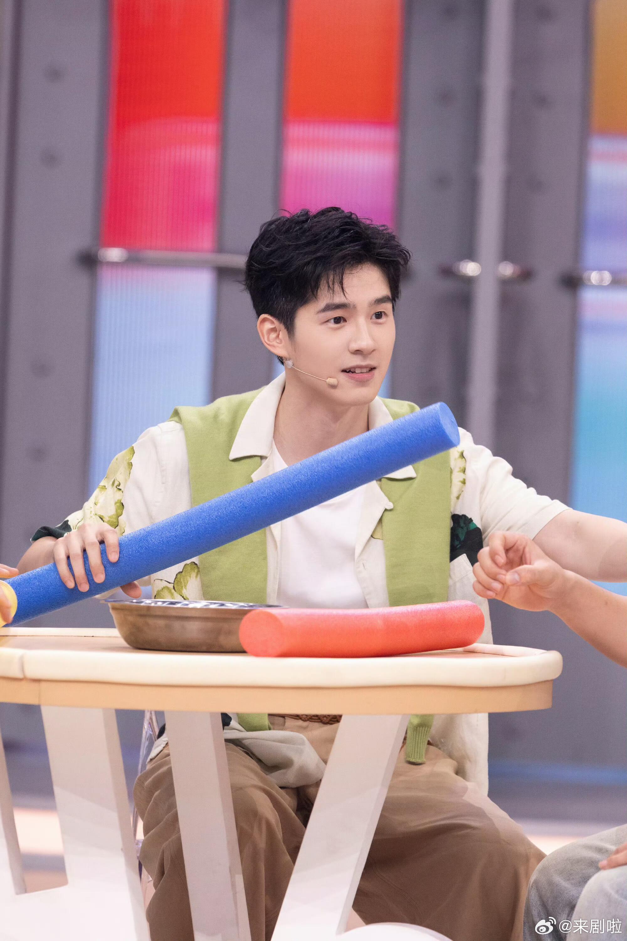 让刘昊然描述王俊凯简直是天才你好星期六刘昊然说出“TFBOYS队长”的时候，屏幕