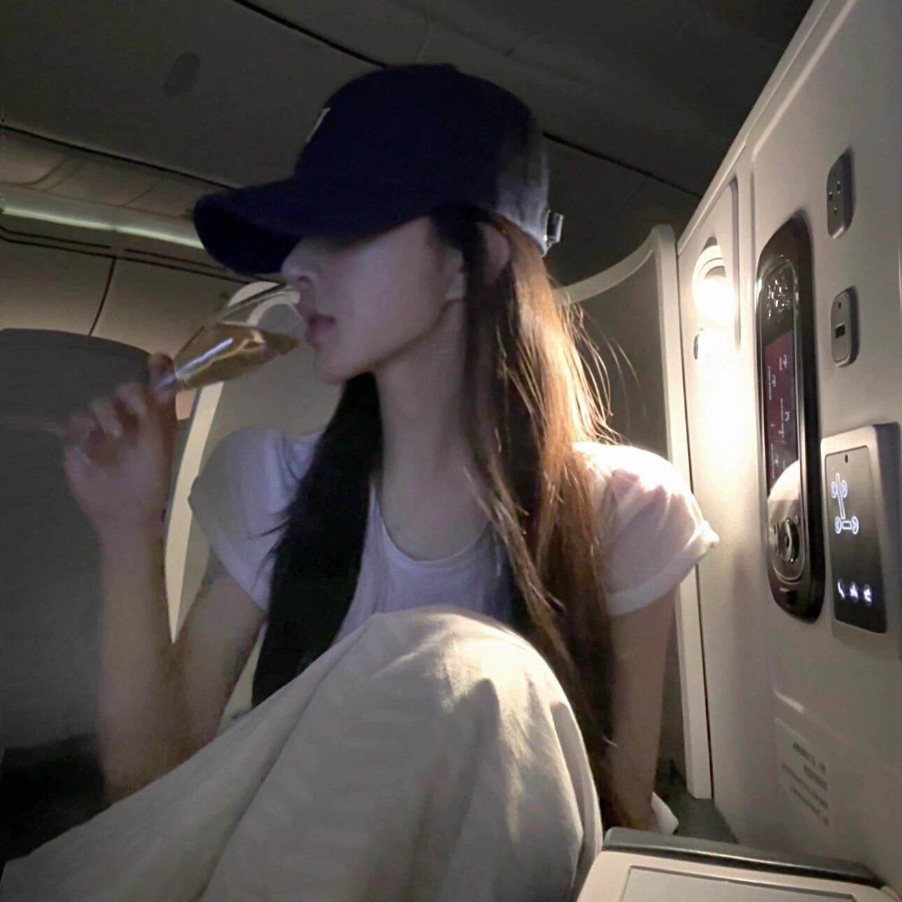 无话不谈吗 只是你一个人在一直说吧 偶尔说到对方的点上 了他才会破天荒的比以前多