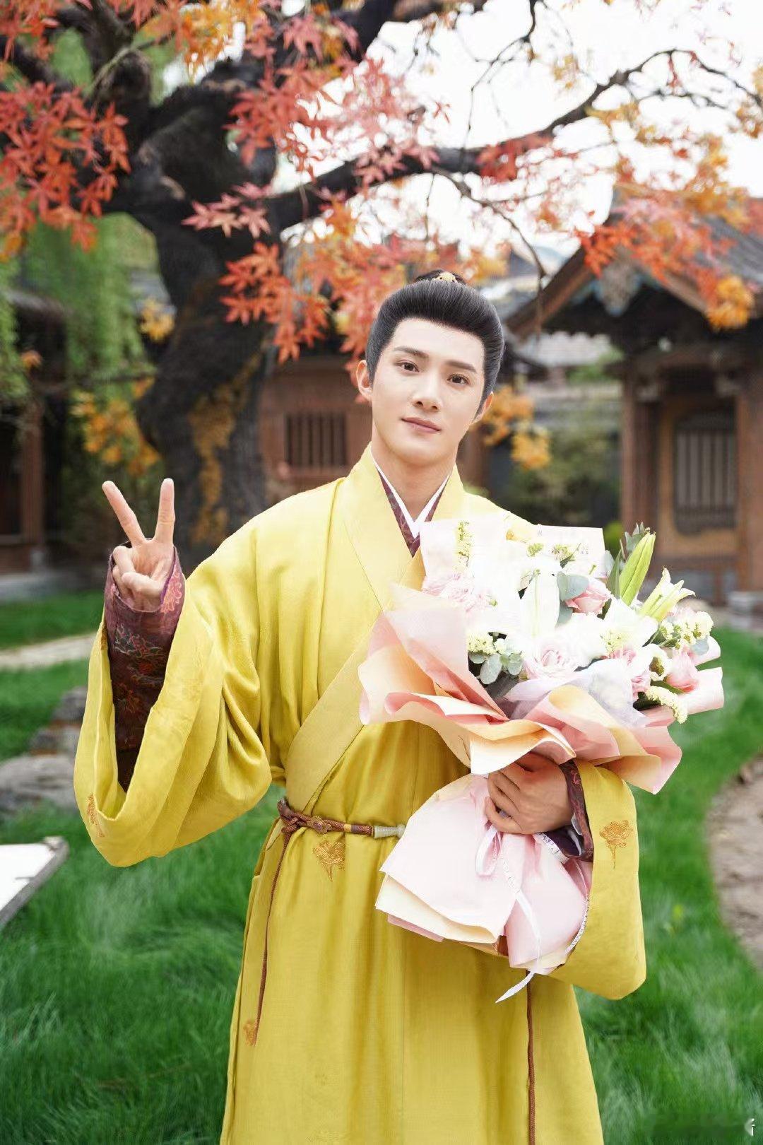 吴宣仪教黄圣池拍吻戏   电视剧五福临门  这是什么甜蜜炸弹！片场花絮里两人互动