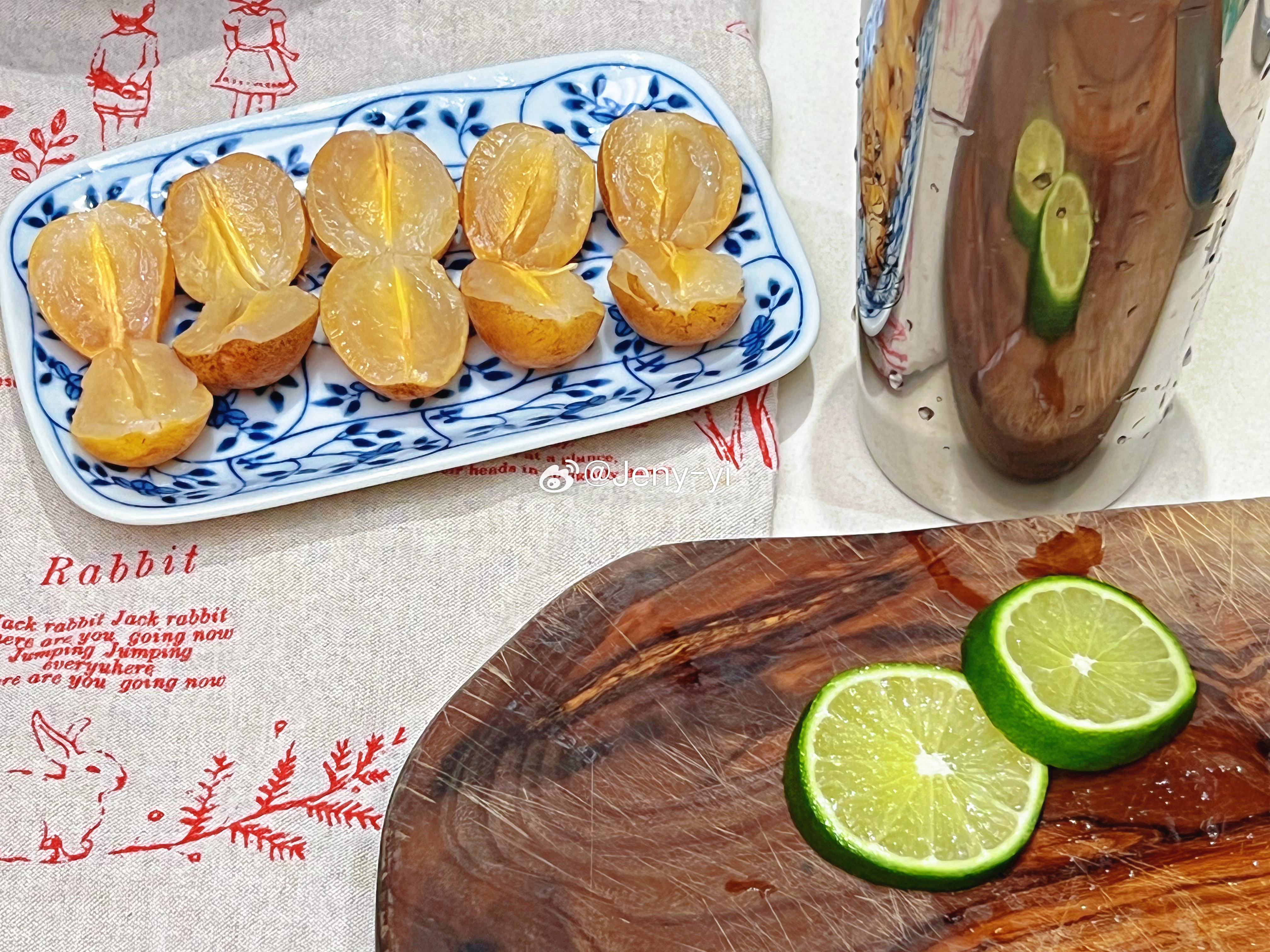 收到闺蜜寄来的新鲜黄皮，下晚课回家马上做了柠檬黄皮水的解暑特饮，尝试加盐水，加茉