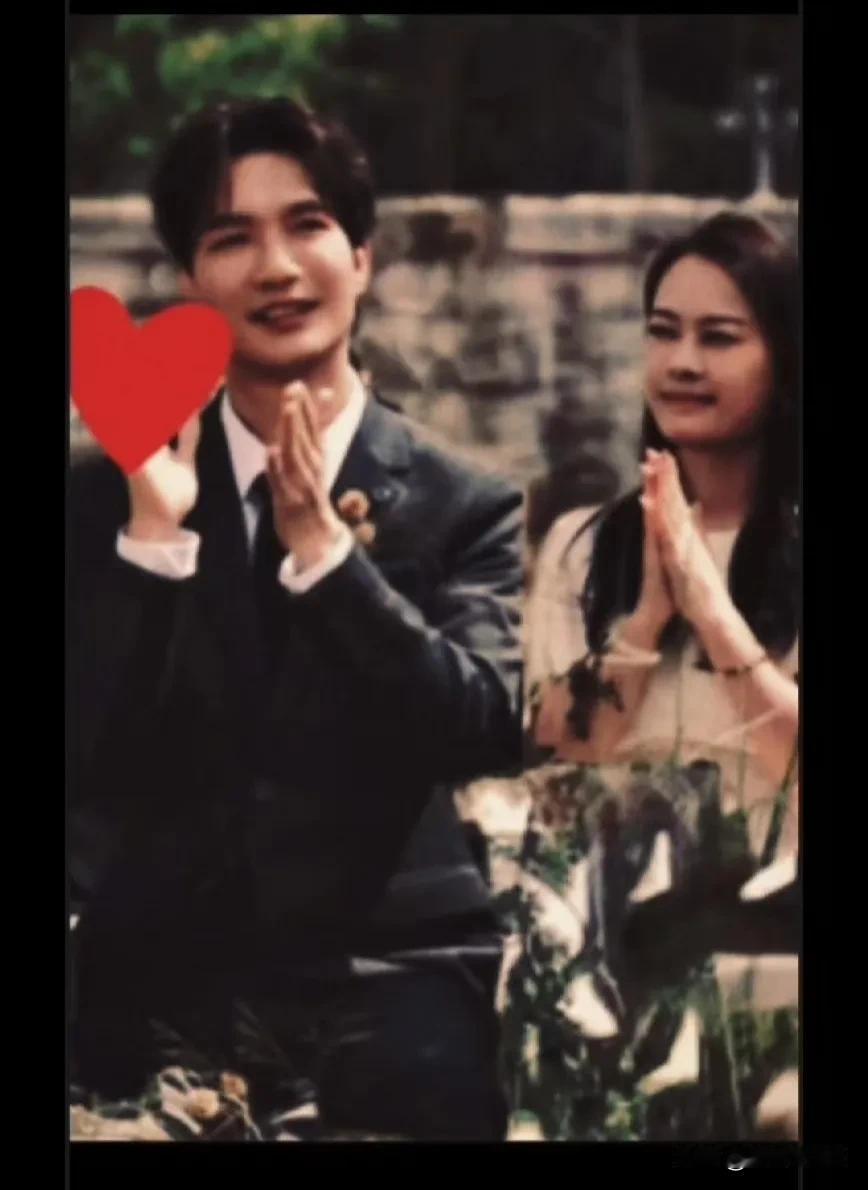 陈楚生和云姐在丽江买了4只小羊
高个子小羊怀里抱着吉他 代表生哥
粉裙子小羊怀里