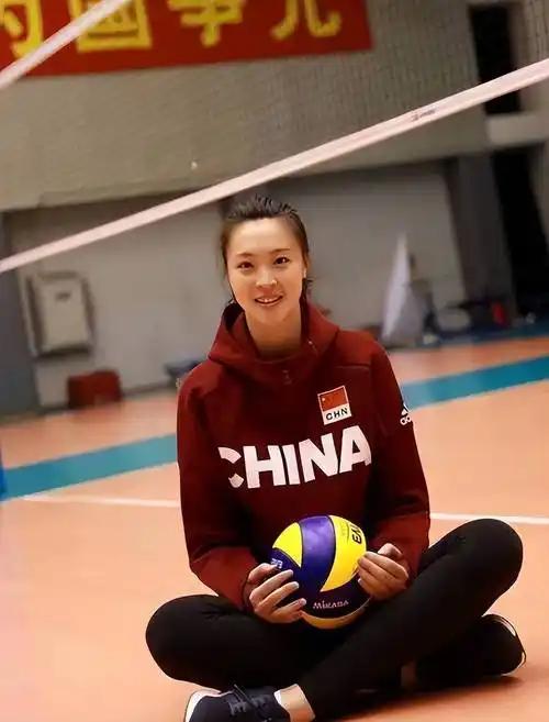 她是"排球女神"，嫁给了"北大才子"杨臻博，可结婚好几年肚子一直没动静，最后查出