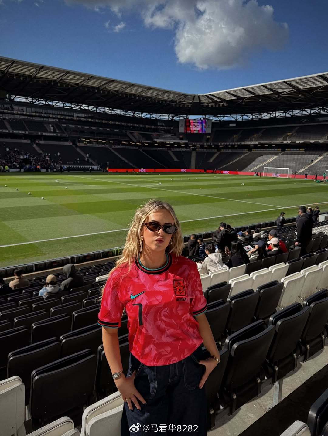 哇，汉娜去看韩国国家队的比赛了。