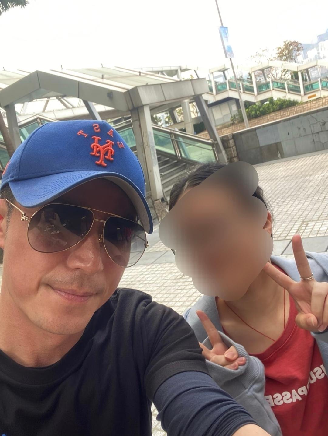 香港尖沙咀街头，有网友偶遇霍建华与友人聚会。镜头中的他状态极佳，显得年轻而帅气，