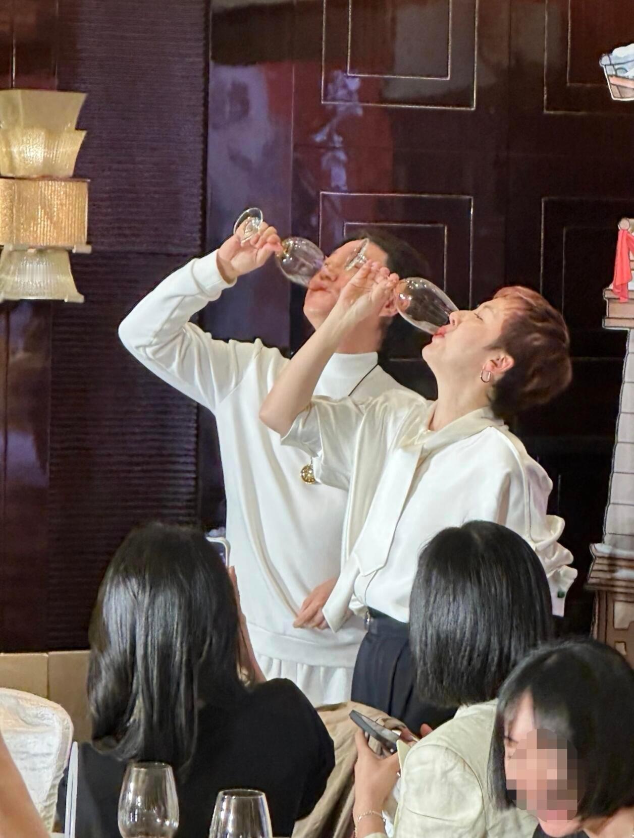 张凌赫田曦薇经纪人敬酒张凌赫田曦薇经纪人世纪大和解了哈哈哈哈哈  应该像图二一样