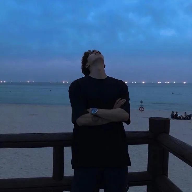 为什么现在人都这么喜欢无病呻吟啊
整天喊着自己30岁了一无所成
没有家庭也没有事